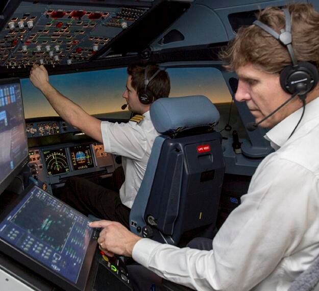 full flight simulator instructor changing scenarios