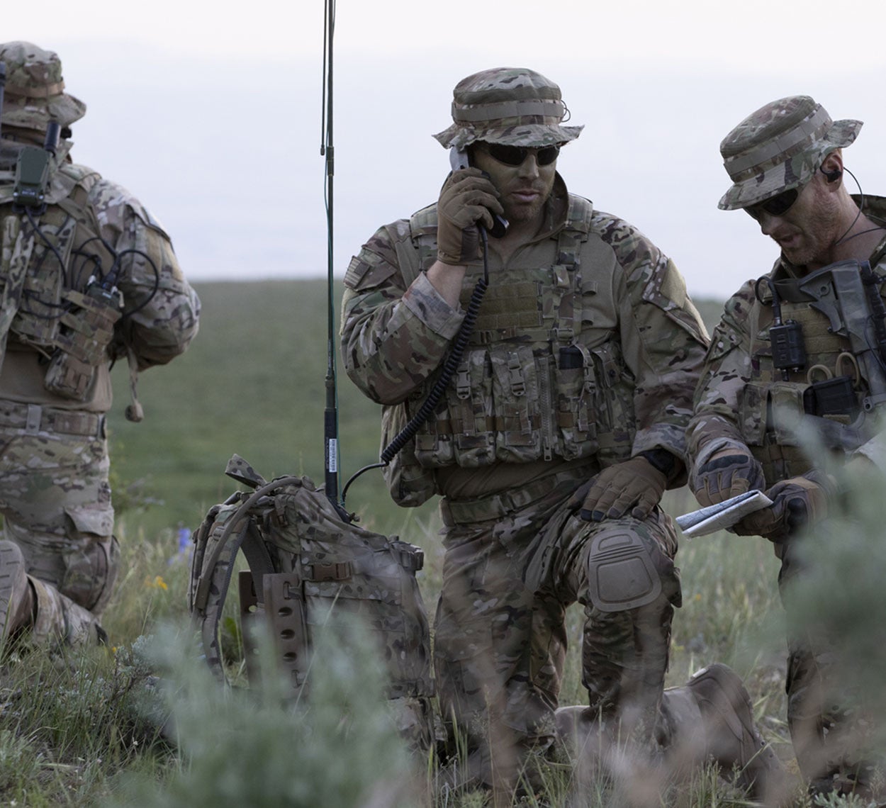 Soldiers using ARGUS HF™ Falcon® IV RF-950H Tactical HF/VHF Direct Sampling Receiver on hilltop