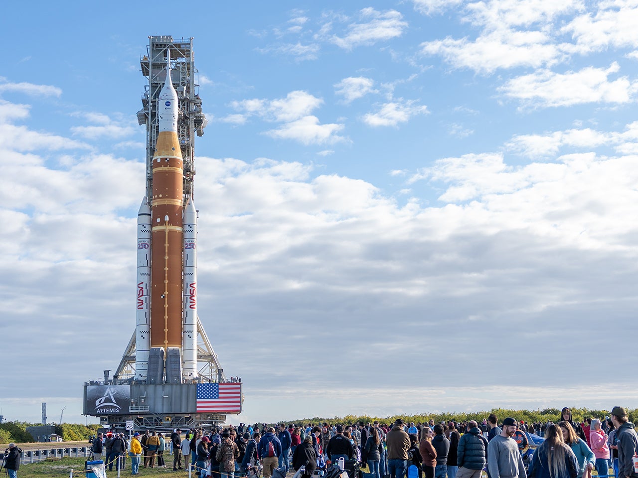 Rolling out SLS for Artemis II