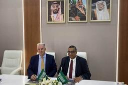 Adrian Kemps, L3Harris’ Corporate Vice President and Country Executive for Saudi Arabia, and Alastair J. Bisset, General Manager of Zamil Shipyards, sign the MOU.
