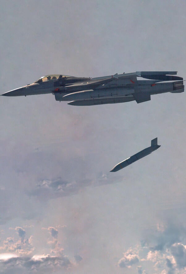 F-16 releases JASSM-ER during test