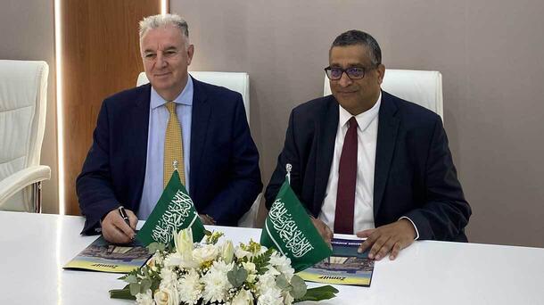 Adrian Kemps, L3Harris’ Corporate Vice President and Country Executive for Saudi Arabia, and Alastair J. Bisset, General Manager of Zamil Shipyards, sign the MOU.