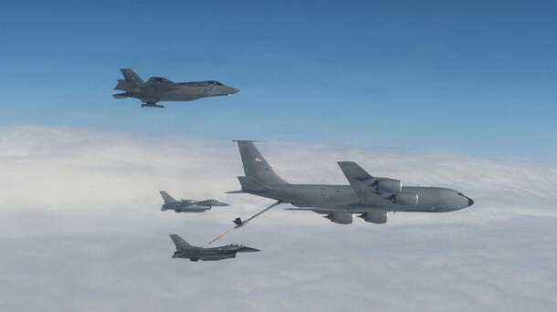 U.S. Air Force KC-135 Stratotanker conducts mid-air refueling for a F-16 Fighting Falcon. Credit: U.S. Air Force