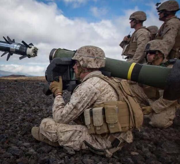 Marine regiment testing a Javelin.