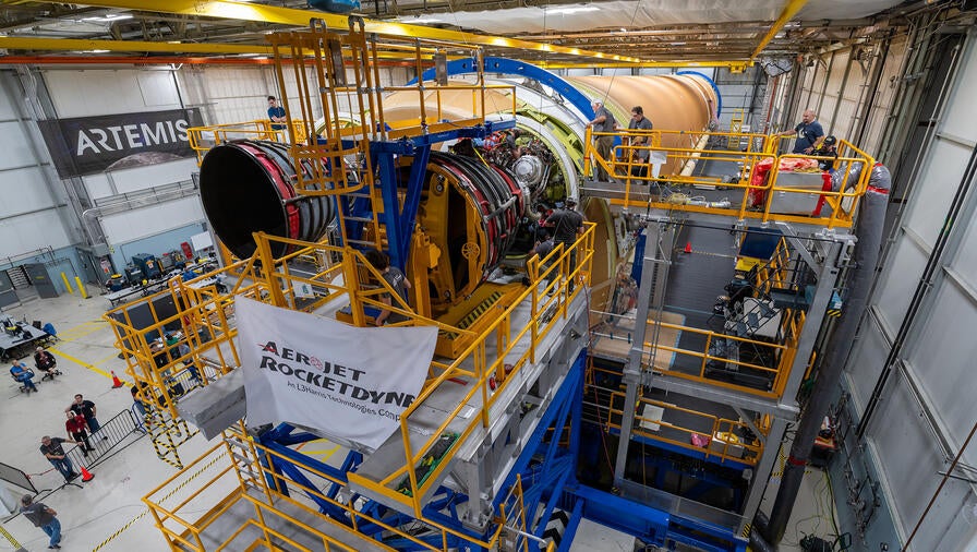 RS-25 engine install image 5