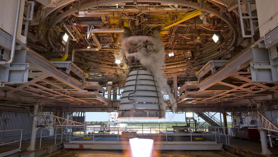 RS-25 engine hot-fire test