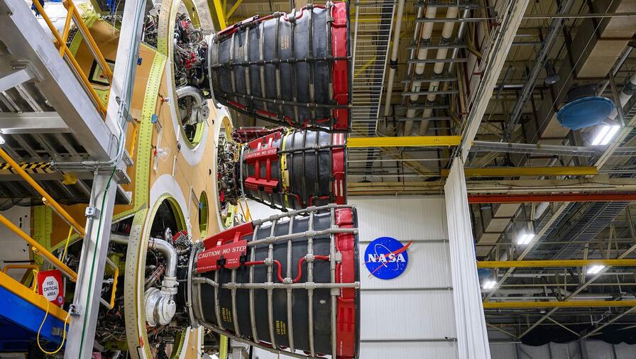RS-25 engine install image 6